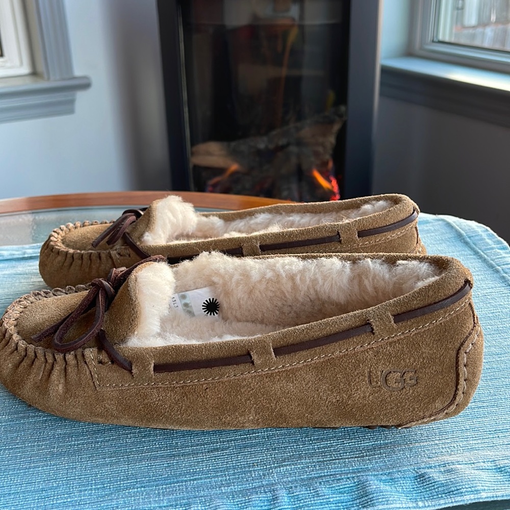 UGG women’s moccasin slipper size 7. NWOT